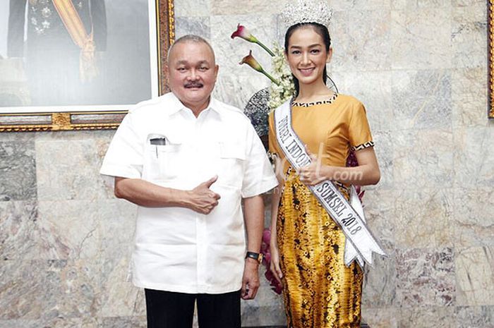 Gubernur Sumsel, Alex Noerdin bersama Putri Indonesia asal Sumsel, berfose bersama di Griya Agung Palembang, Rabu (21/2/2018).