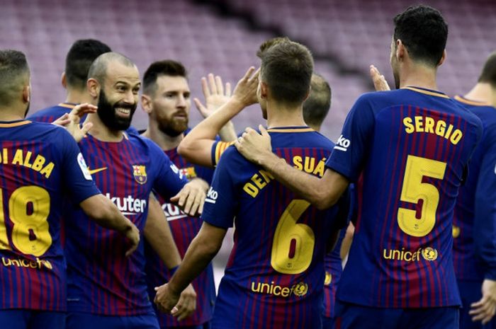 Para pemain FC Barcelona merayakan gol yang dicetak ke gawang Las Palmas dalam laga Liga Spanyol di Stadion Camp Nou, Barcelona, pada 1 Oktober 2017.