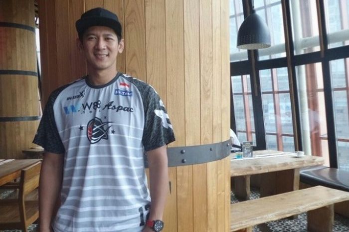 Kapten tim W88.news Aspac Jakarta, Fandi Andika Ramadhani, berpose seusai menjadi narasumber pada konferensi pers tim di Jakarta, Senin (16/1/2017)