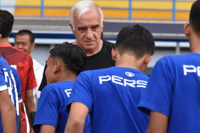   Pelatih Persib Bandung Mario Gomez menyalami para pemain Persib  U-16 usai menang 2-1 atas Bhayangkara FC U-16 dalam Liga 1 U-16 2018 di Stadion Sport Jabar Arcamanik, Kota Bandung, Sabtu (29/9/2018).  