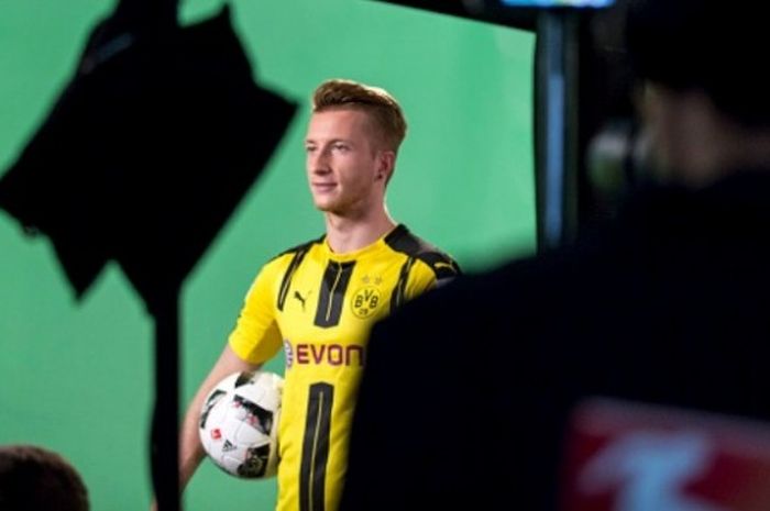 Gelandang Borussia Dortmund, Marco Reus, tengah menjalani proses rekaman untuk kampanye Liga Sepak Bola Jerman di Dortmund pada 17 Agustus 2016.