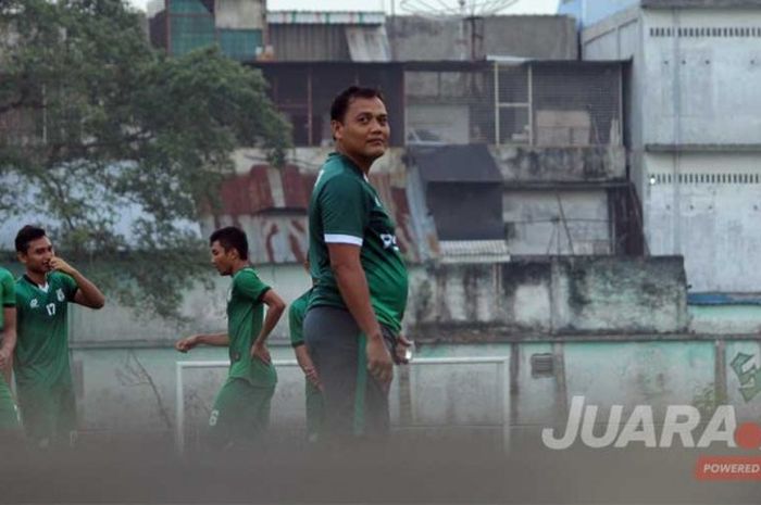 Mahruzar Nasution di Stadion Kebun Bunga Medan memimpin latihan PSMS Medan