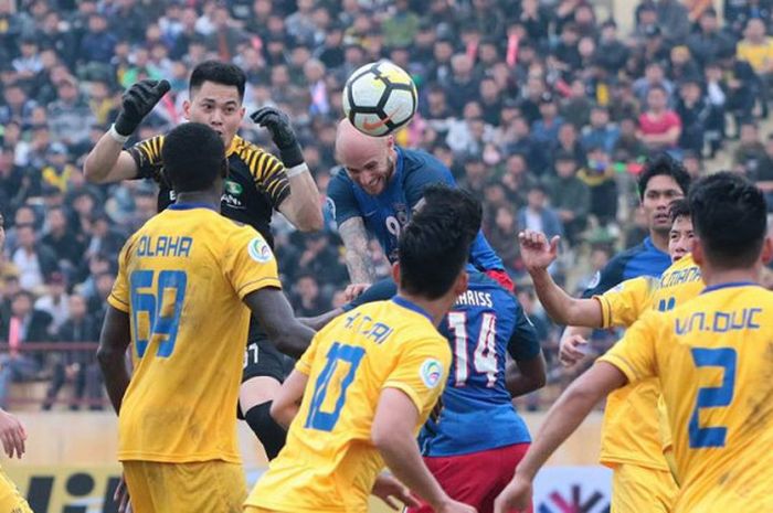 Duel udara striker Johor Darul Takzim, Luciano Figueroa dam kiper Song Lam Nghe An, Le Van Hung pada laga matchday kedua Grup H Piala AFC 2018 di Stadion Vinh, Rabu (28/2/2018) sore WIB. 