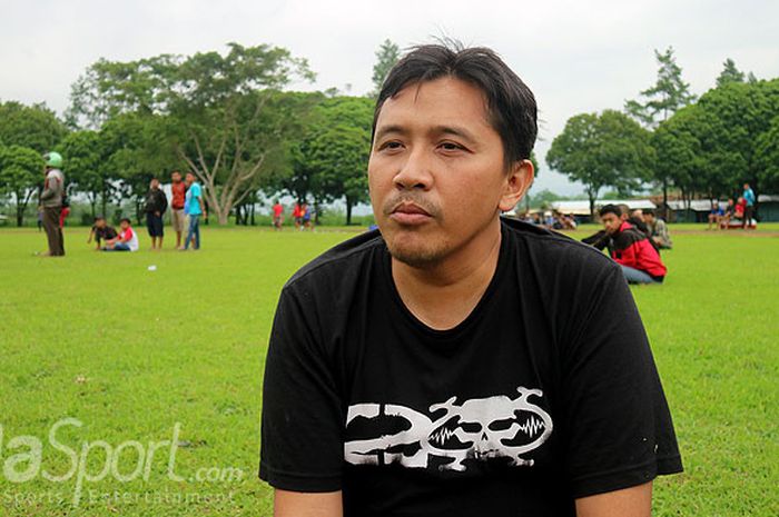 Sudarmaji, Media Officer Arema FC, menjawab pertanyaan wartawan saat Arema FC menjalani latihan bersama di Lapangan Dirgantara Kabupaten Malang, Jawa Timur, Senin (04/12/2017) sore.