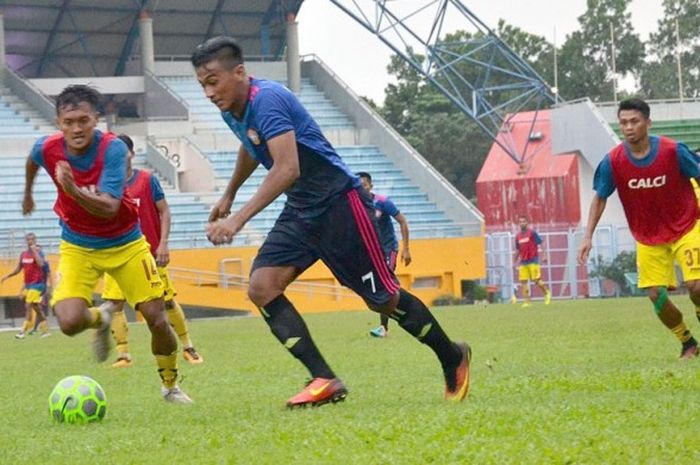 Pemain Sriwijaya FC berusaha merebut bola dari pemain Arhanud TNI Udara Palembang, dalam laga ujicoba di stadion Gelora Sriwijaya Jakabaring Palembang, Rabu (22/3/2017).