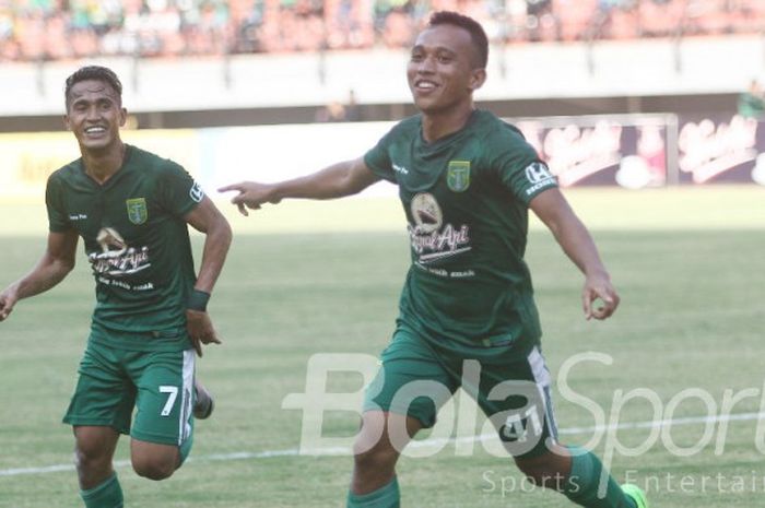   Pemain Persebaya, Irfan Jaya, melakukan selebrasi seusai mencetak gol ke gawang PSBS Biak pada laga Liga 2, Jumat (22/9/2017).  