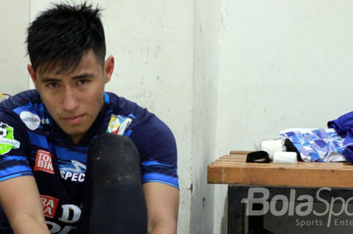 Hanif Sjahbandi (Arema FC) sedang cedera engkel setelah bertanding melawan Mitra Kukar.