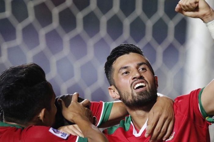 Gelandang Tim Nasional Indonesia, Stefano Lilipaly (kanan), merayakan gol rekan setimnya pada laga semifinal pertama Piala AFF 2016 kontra Vietnam di Stadion Pakansari, Cibinong, Kabupaten Bogor, Sabtu (3/12/2016).