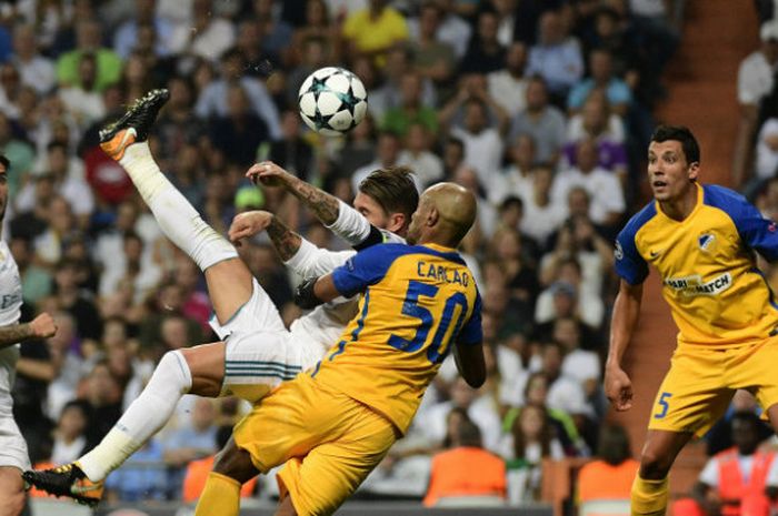 Bek Real Madrid,Sergio Ramos, melakukan tendangan salto ke gawang APOEL dalam laga di Santiago Bernabeu, Rabu (13/9/2017)