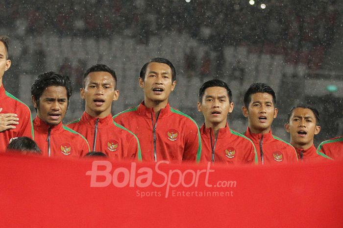 Pemain Timnas Indonesia menyanyikan lagu kebangsaan Indonesia Raya sebelum menjamu Islandia pada uji coba internasional di Stadion Utama GBK, Jakarta Selatan, Minggu (14/1/2018) malam. 