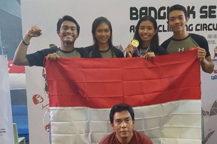 Peraih emas Kejuaraan Bangkok Series ASEAN Climbing Circuit 2017, Fitria Hartani (kedua dari kiri) bersama Karisma Ragil Rakasiwi, Kiromal Katibin, dan Jasmico Pamumade serta Kepala Biro Pembinaan Usia Dini PP FPTI, Kuntono Halim, Sabtu (30/9/2017).