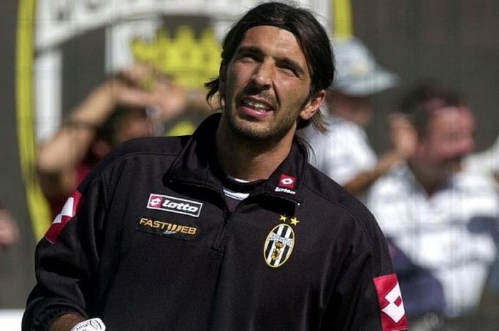 Kiper anyar Juventus, Gianluigi Buffon, dalam sesi latihan pramusim 2001-2002 di Chatillon, Italia, pada 19 Juli 2001.