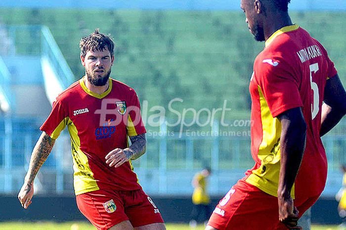 Gelandang Mitra Kukar, Danny Guthrie, mengikuti sesi uji coba lapangan di Stadion Kanjuruhan Kabupaten Malang, Jawa Timur Jumat (23/03/2018) pagi, menjelang laga Liga 1 2018 melawan tuan ruman Arema FC.