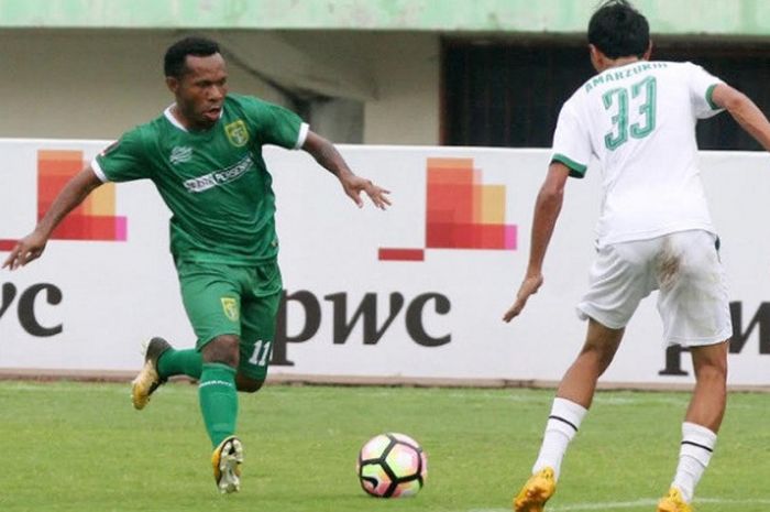 Striker Persebaya Surabaya Yohanes Ferinando Pahabol coba melewati gelandang PSMS Medan Amarzukih dalam duel babak delapan besar Piala Presiden 2018 di Stadion Manahan, Solo, Sabtu (3/2/2018) sore WIB.