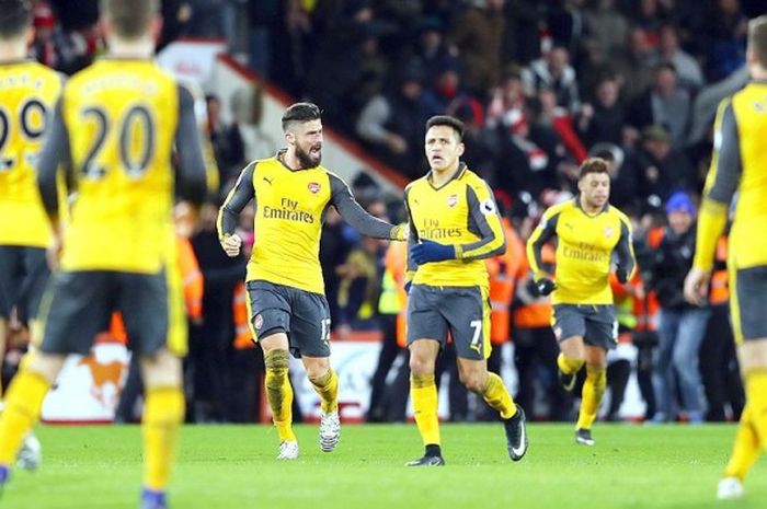 Striker Arsenal, Olivier Giroud (ketiga dari kiri), melakukan selebrasi bersama rekan setimnya Alexis Sanchez (ketiga dari kanan) usai mencetak gol ke gawang AFC Bournemouth dalam laga lanjutan Premier League 2016-2017di Stadion Vitality, Bournemouth, pada 3 Januari 2017.