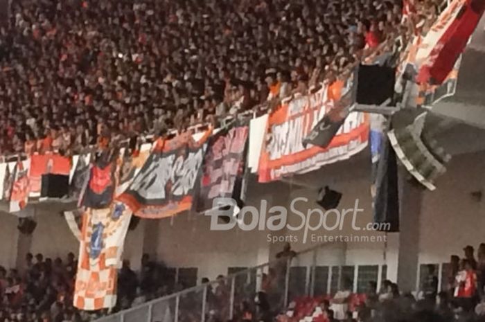 Pendukung Persija Jakarta yang bersorak menyambut keunggulan 3-0 atas Bali United di Stadion Utama Gelora Bung Karno, Jakarta, Sabtu (17/2/2018). 