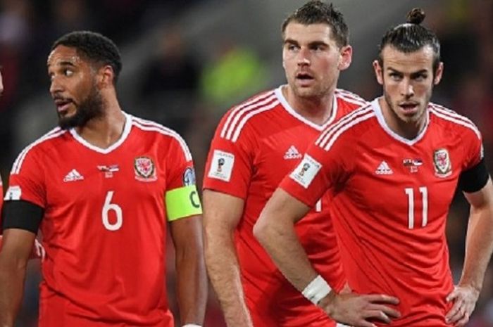 Para pemain Wales, di antaranya Ashley Williams dan Gareth Bale, menunggu bola pada laga kontra Serbia, Sabtu (12/11/2016). 