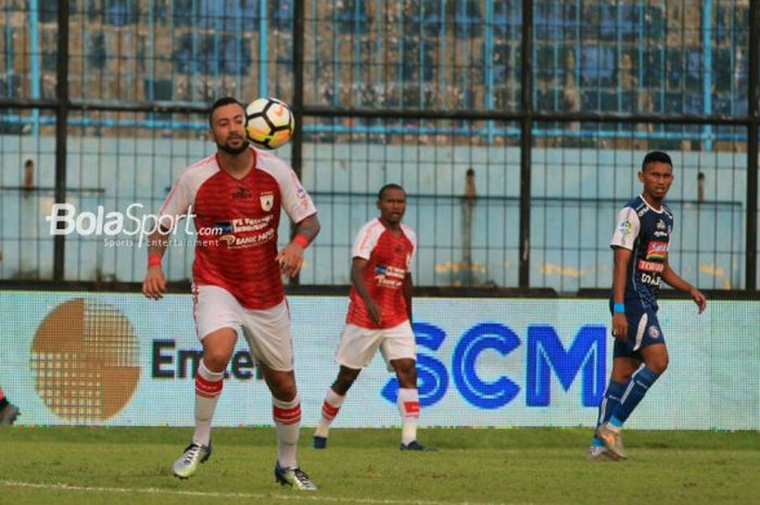 Pemain Persipura, Marcel Sacramento, mengontrol bola dalam laga lanjutan Liga 1 di Stadion Kanjuruhan, Kabupaten Malang, Jumat (27/4/2018).