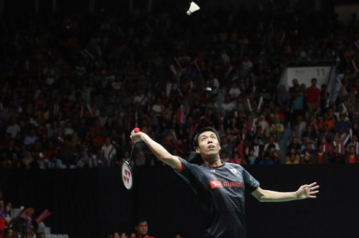 Pebulu tangkis tunggal putra Jepang, Kazumasa Sakai, mengembalikan kok ke arah Anthony Ginting (Indonesia) pada final Indonesia Masters 2018 yang berlangsung di Istora Senayan Jakarta, Minggu (28/1/2018).