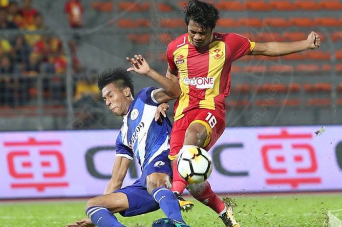  Penyerang Selangor FA, Ilham Udin Armayn (kanan) duel dengan pemain Kuala Lumpur FA pada leg kedua 