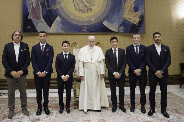 Marc Marquez, Dani Pedrosa, Danilo Petrucci, Andrea Iannone, dan Jack Miller saat berkunjung ke Paus Fransiskus di Vatikan.