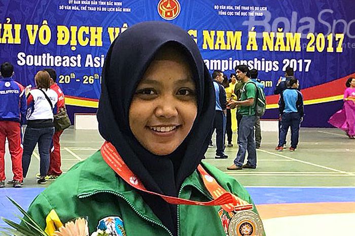 Pegulat putri asal Malang, Mutiara Ayuningtyas, memamerkan medali perak kelas 58 kg yang ia raih di kejuaraan internasional Southeast Asian Wrestling Championship 2017 yang diselenggarakan di Bac Ninh, Vietnam.