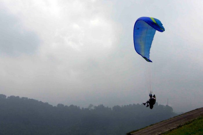  Seorang atlet paralayang menjalani test event Asian Games 2018 di Gunung Mas, Puncak, Bogor, Jawa Barat, Sabtu (12/8/2017). 