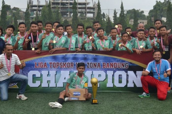 Klub Bina Sentra Cirebon berhasil menjuarai liga TopSkor U-14 zona Bandung di  Lapangan Football Plus Lembang, Bandung, Jawa Barat, Minggu (25/2). 