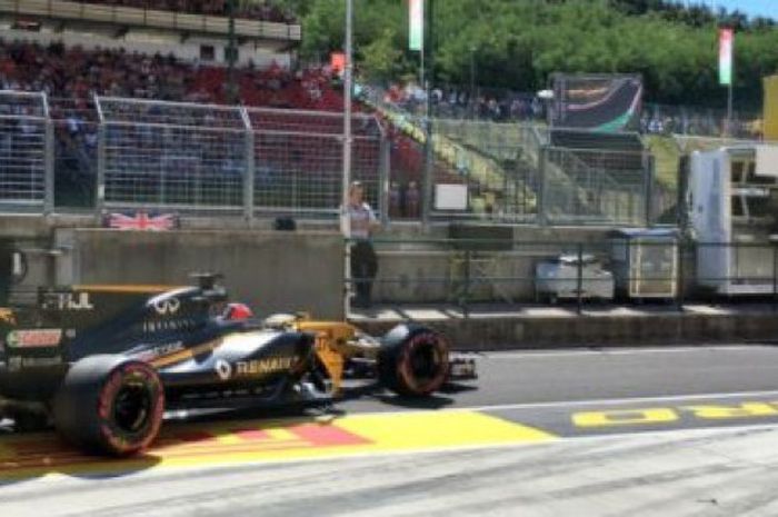 Pebalap tim Renault, Nico Hulkenberg sedang menunggu kualifikasi 3 di Grand Prix Hungaria