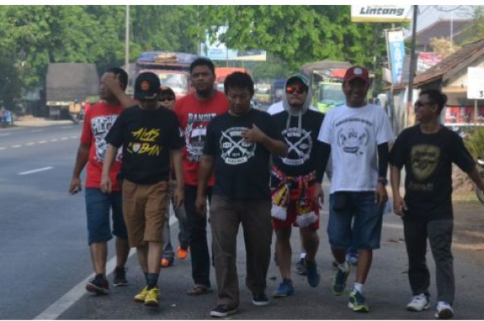 Suporter dan Manajemen Persibat Batang lakukan long march sejauh 30 KM