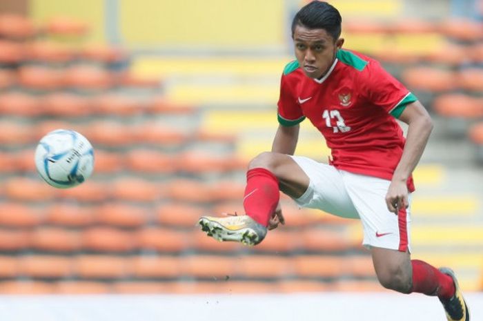  Aksi winger timnas U-22 Indonesia, Febri Hariyadi saat menghadapi timnas U-22 Thailand pada laga perdana Grup B SEA Games 2017 di Stadion Shah Alam, Selangor, Malaysia, 15 Agustus 2017.  