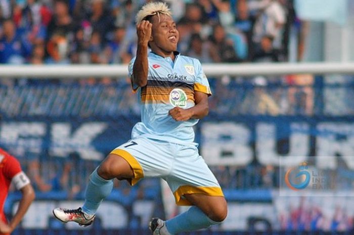 Penyerang muda Persela Lamongan, Mohammad Fahmi Al Ayyubi, merayakan golnya ke gawang Arema FC pada 
