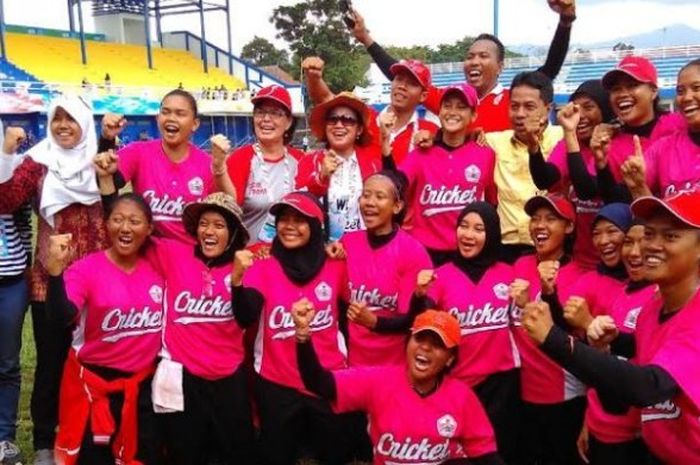 Suka cita para pemain tim kriket putri DKI Jakarta di Stadion Persib, Jalan A Yani, Kota Bandung, Rabu (21/9/2016). 