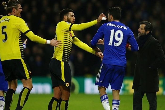 Striker Chelsea, Diego Costa, berseteru dengan pemain Watford, Ettiene Capoue, pada pertandingan Rabu (3/2/2016)