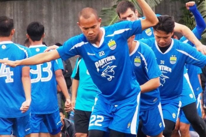 Bek sayap Persib Bandung, Supardi Nasir, saat menjalani sesi latihan tim.