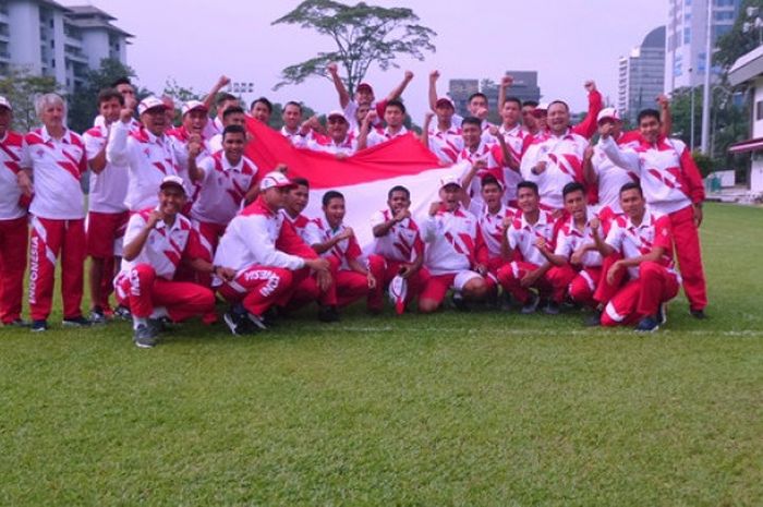 Para pemain timnas U-22 Indonesia berserta tim pelatih dan manajemen berpose bersama selepas upacara bendera memperingati Hari Kemerdekaan RI di lapangan Kelab Aman, Lorong Damai, Kuala Lumpur, Kamis (17/8/2017) pagi.  