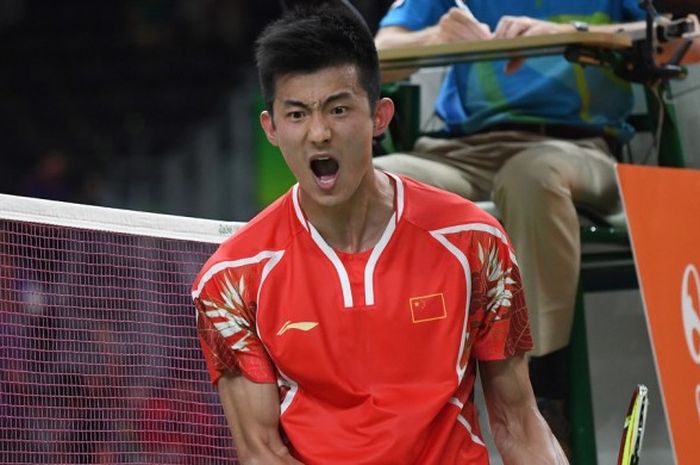 Pebulu tangkis China, Chen Long, bereaksi saat menjalani pertandingan semifinal Olimpiade Rio melawan Viktor Axelsen (Denmark) di Riocentro Pavilion 4, Rio de Janeiro, Brasil, Jumat (19/8/2016).