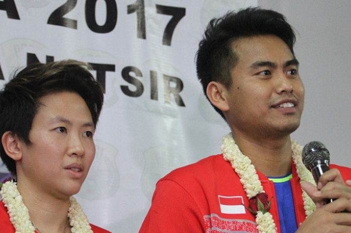 Pasangan ganda campuran Indonesia, Tontowi Ahmad (kanan) dan Liliyana Natsir, saat tiba di Bandara Soekarno-Hatta, Tangerang, Selasa (29/8/2017).