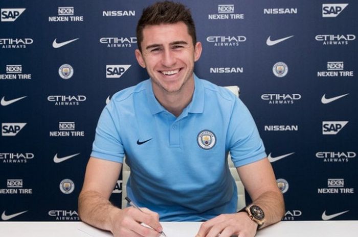 Foto peresmina Aymeric Laporte oleh Manchester City