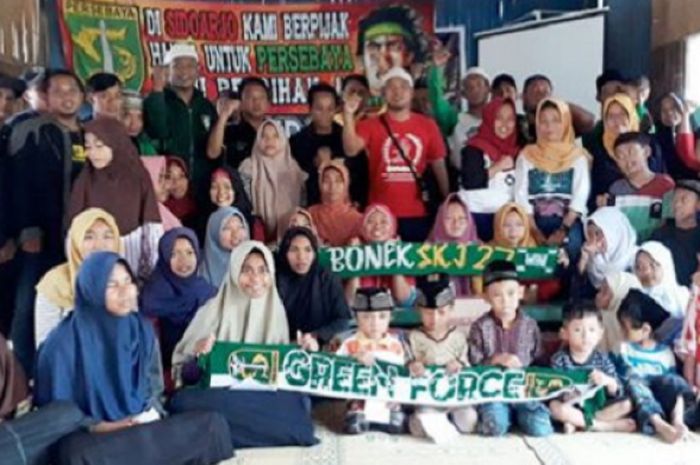 Komunitas Bonek SKJ27 sedang melakukan acara bakti sosial bersama suporter Paser Bumi, di Bantul,  Minggu (3/6/2018)