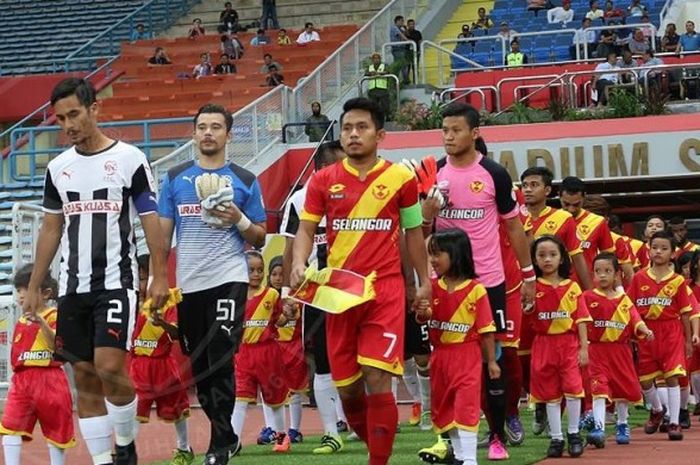 Andik Vermanyah (7) didaulat sebagai kapten Selangor FA saat melawan Pahang FA pada ajang serupa di Stadion Shah Alam, Selasa (9/8/2016).