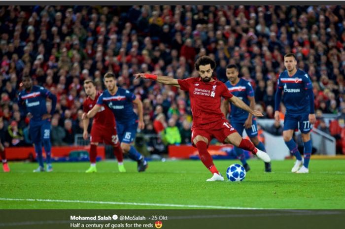  Pemain Liverpool, Mohamed Salah, mengeksekusi tendangan penalti melawan Crvena Zvezda (Red Star Belgrade) pada laga fase grup Liga Champions di Anfield, abu (24 Oktober 2018)  atau Kamis dini hari WIB. 