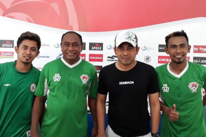 Kapten PSS Sleman, Bagus Nirwanto dan penyerang Kalteng Putra, Ugiek Sugiyanto (kanan) mengapit pelatih PSS, Seto Nurdiantoro (bertopi) serta pelatih Kalteng Putra, Kas Hartadi dalam jumpa pers leg kedua semifinal Liga 2 2018 di Stadion Maguwoharjo, Sleman, 27 November 2018. 