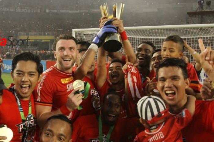  Para pemain Persija Jakarta merayakan gelar juara Liga 1 2018. 