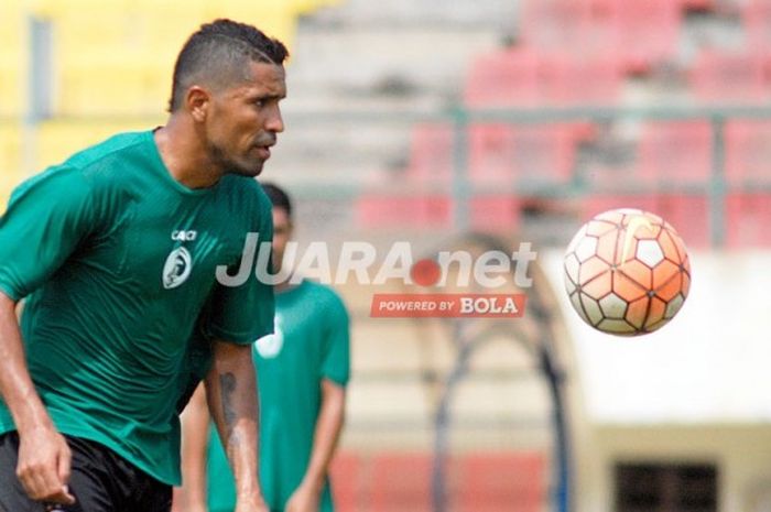 Striker Sriwijaya FC, Beto Goncalves saat mengikuti latihan timnya di Stadion Manahan Solo, 24 Februari 2017. 