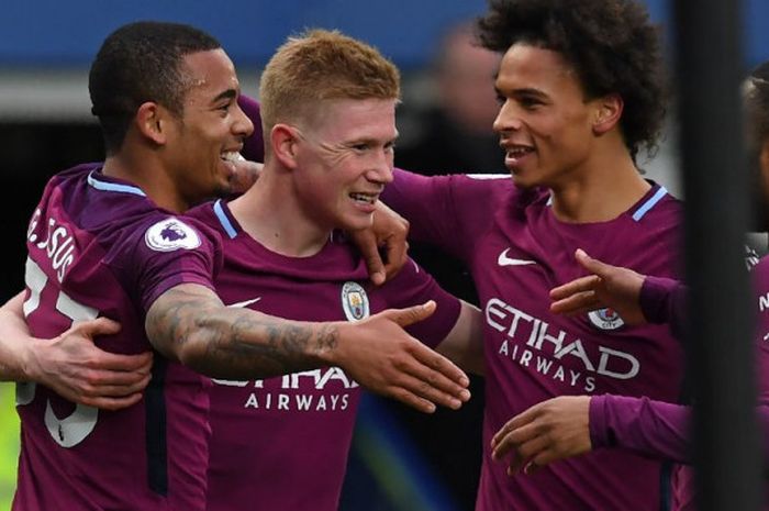 Penyerang Manchester City, Gabriel Jesus, merayakan gol bersama rekan-rekannya pada laga Liga Inggris kontra Everton di Stadion Goodison Park, Liverpool, Sabtu (31/3/2018).