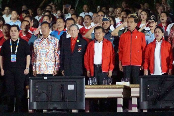 Presiden Republik Indonesia (RI) Joko Widodo (ketiga dari kanan) didampingi Wakil Presiden RI Yusuf Kalla (keempat dari kanan), Menpora RI Iman Nahrai (ketiga dari kiri), dan Ketua Inasgoc Erick Thohir (kedua dari kiri), menyanyikan lagu Indonesia Raya pada acara Countdown Asian Games 2018 di Monas, Jakarta, Jumat (18/8/2017).