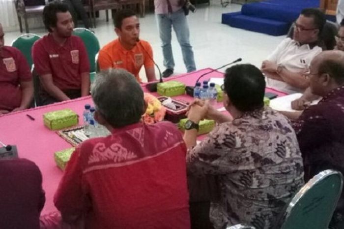 Manajemen Borneo FC dan Walikota Samarinda, Syaharie Ja'ang mengadakan pertemuan di rumah jabatan Walikota, Jl S Parman, Samarinda, Kalimantan Timur, Jumat (18/8/2017) pukul 15.00 Wita 