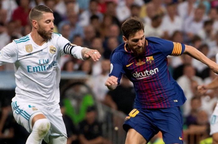 Duel antara kapten Real Madrid, Sergio Ramos (kiri), dan Lionel Messi, yang menjabat kapten Barcelona dalam partai el clasico di Santiago Bernabeu, Madrid, 16 Agustus 2017.