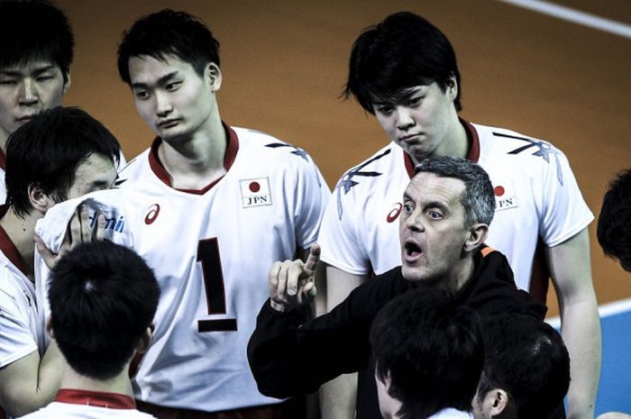 Gordon Mayforth di tengah pemain timnas bola voli Jepang, kagum dengan pevoli muda Indonesia.